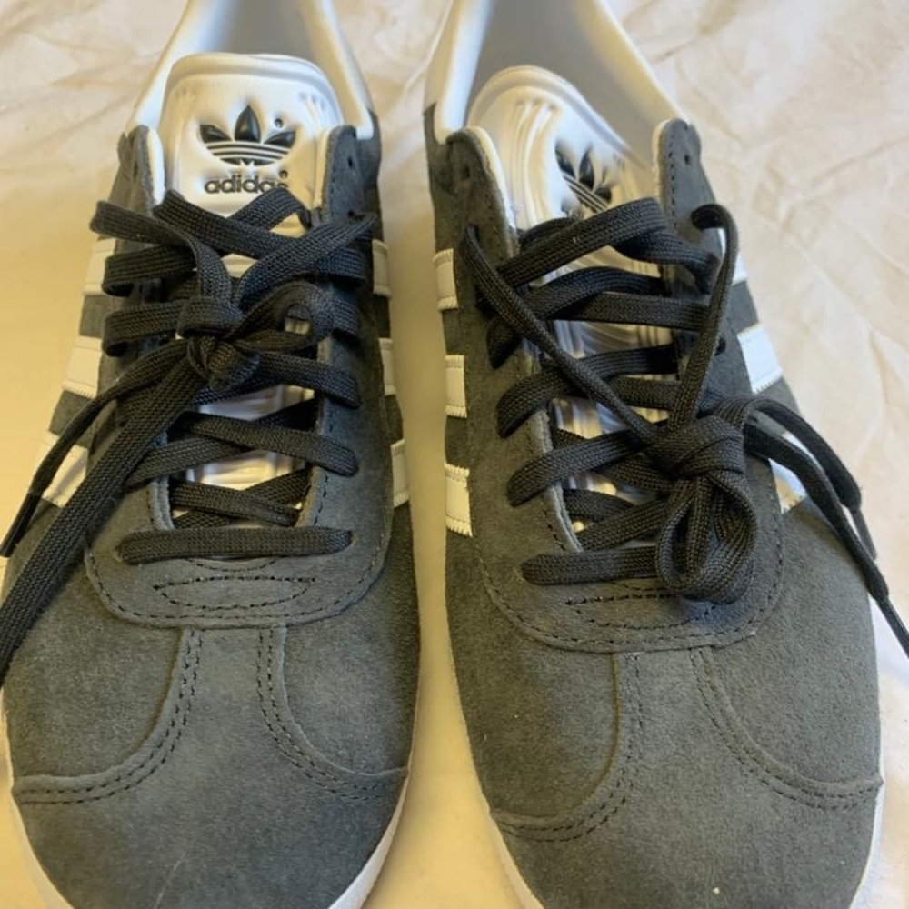 NWOB Adidas Originals Gazelle Mens Sneakers